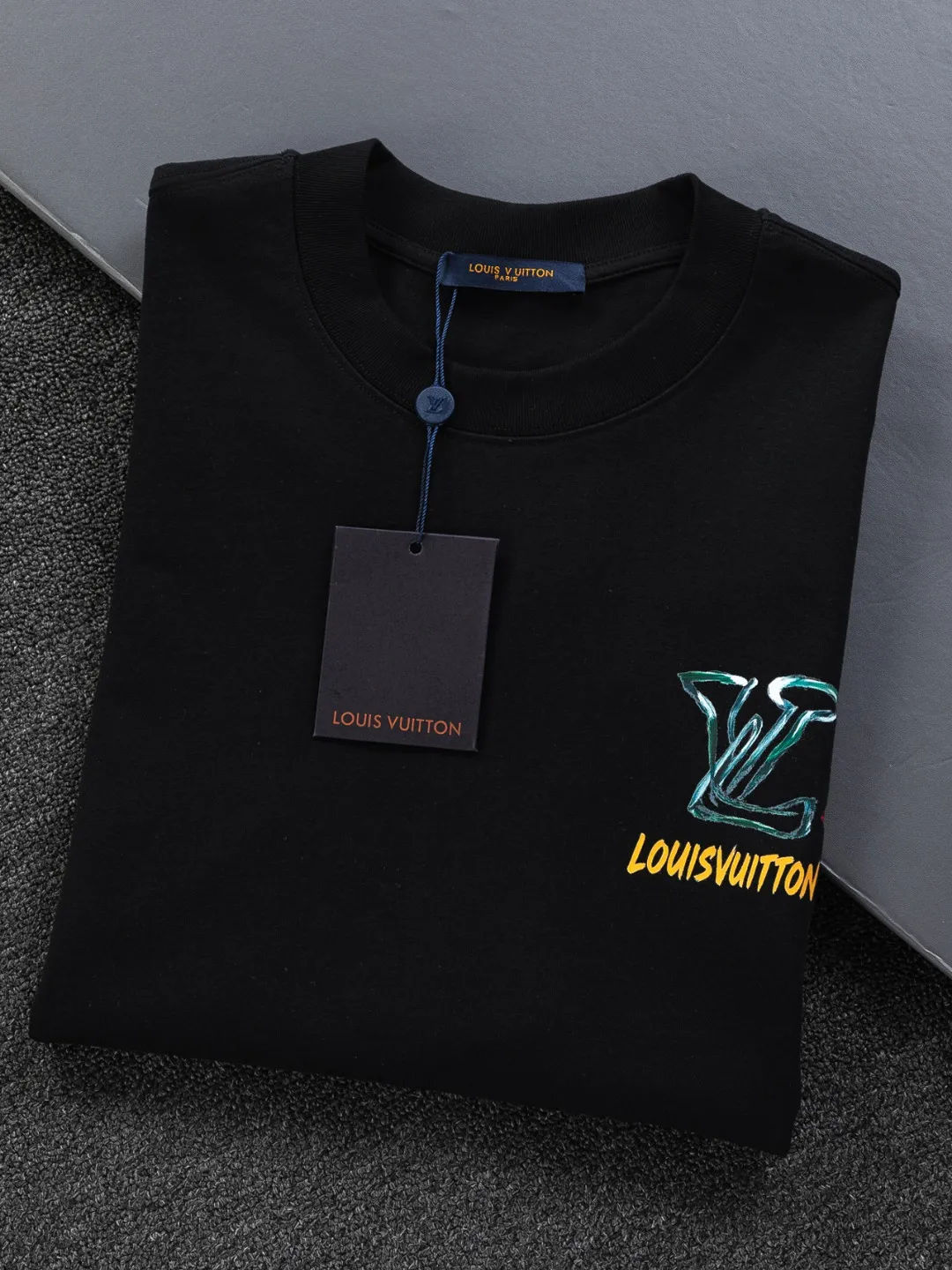 🅿️190 Louis Vuitton 1V LV lv slightly wide version S-XL LV 26ss new products are available at counters simultaneously. Multiple craftsmanship. Small graffiti letter logo on the chest + large graffiti letters logo printing on the back. Round neck short-sleeved T-shirt, same style for men and women! Consigned to one-to-one creation. Synchronized with the official website, pure cotton fabrics at the counter! It is close to the skin and comfortable, durable and easy to wear. It has a classic and simple logo design and meticulous original craftsmanship. Short-sleeves, a must-have item for men, do not appear to be the same for the general public, but must be unique and eye-catching. This LV short-sleeve is all about quality, comfort, the same shape and fashion as always, including fabrics and cutting techniques. All of them have been made with great effort! 320 grams of washed pure cotton fabric, pure cotton is breathable, very refreshing and comfortable for daily wear. The rib knitting on the neckline is smooth and tight, and the neckline will not be skewed if you toss it at will. The loose version, you will find that it looks really good on the upper body. The overall is minimalist and neat, super versatile for daily use! Pair it casually with a pair of pants for a youthful look. A T-shirt will make your outfit crazy. It is a fashionable item that can never go wrong! Color: Black White Size: S-XL Size chart: S: Shoulder width 50-Bust 56-Length 70 M: Shoulder width 52-Bust 57-Length 72 L: Shoulder width 54-Bust 59-Length 74 XL: Shoulder width 56-Bust 62-Length 76